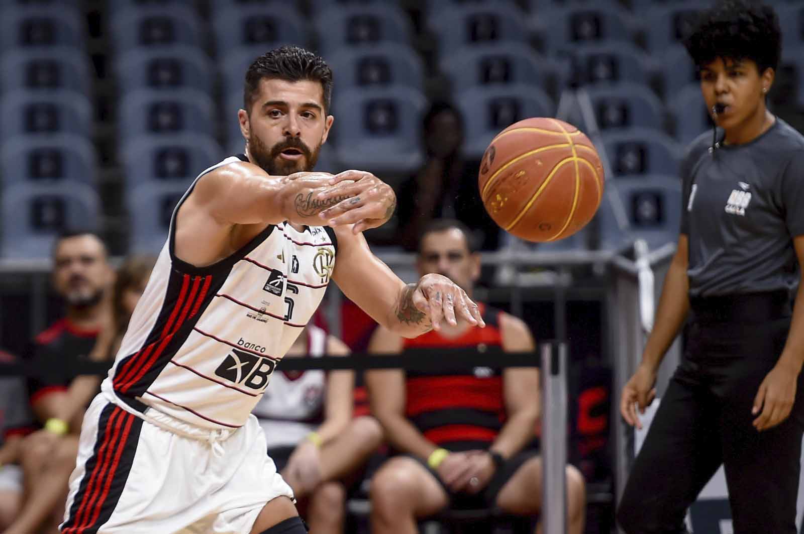 FLABASQUETE: TÉCNICO DO FLAMENGO DESTACA VITÓRIA DO RUBRO NEGRO NO NBB E PEDE APOIO DA TORCIDA